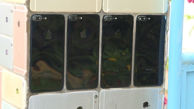 Four iphone 8 plus cases are embedded in the gate